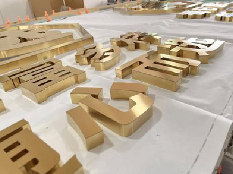 平果拉丝不锈钢字的特点。